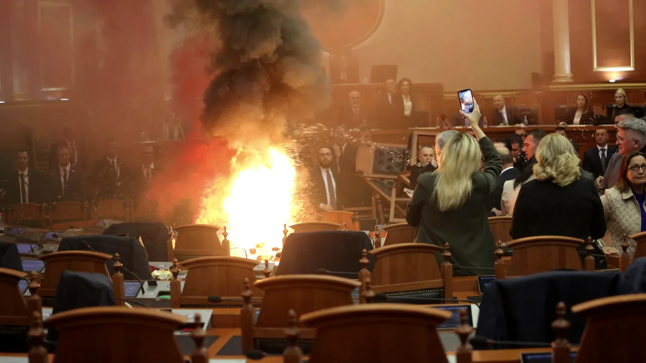 Opoziţia albaneză a protestat în parlament cu fumigene şi artificii, provocând un incendiu