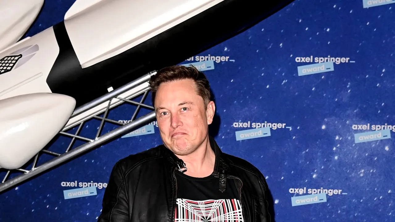 VIDEO Elon Musk, ţinta grupării de hackeri Anonymous: „Oamenii încep să te vadă ca pe un alt bogat narcisist, disperat de atenţie.”
