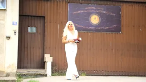 GALERIE FOTO Elena Udrea a ieşit din Penitenciar: Mă simt minunat. Îi mulţumesc fetiţei mele / Adrian Alexandrov a venit cu flori să o aştepte: fiica nu ştie că mama vine acasă