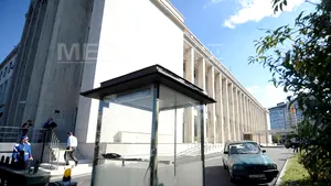 Adrian Sobaru a intrat cu maşina în gardul Guvernului. Le-a strigat jandarmilor care l-au reţinut: Vă place cum arată ţara asta? - FOTO