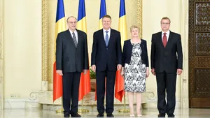 Cei trei noi judecători ai Curţii Constituţionale au depus jurământul. Marian Enache a uitat să semneze jurământul, însă s-a întors pentru a se achita de obligaţie - FOTO/VIDEO