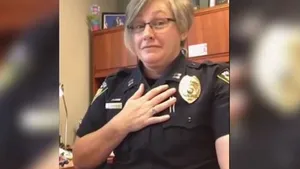 Cum a reacţionat o poliţistă după ce a fost sunată de un bărbat, care i-a spus că urmează să fie arestată | VIDEO