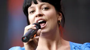 Lily Allen învinuieşte casa de discuri EMI pentru întârzierea lansării noului său album (Galerie Video)