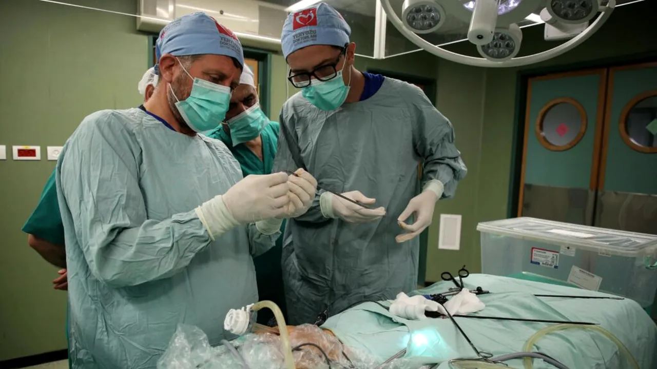 „Putem muri în orice moment”: medicii din Gaza descriu condițiile de coșmar din spitalul al Shifa
