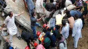 O fabrică s-a PRĂBUŞIT în Pakistan: Cel puţin 16 morţi. Zeci de oameni sunt blocaţi sub dărâmături - FOTO. VIDEO