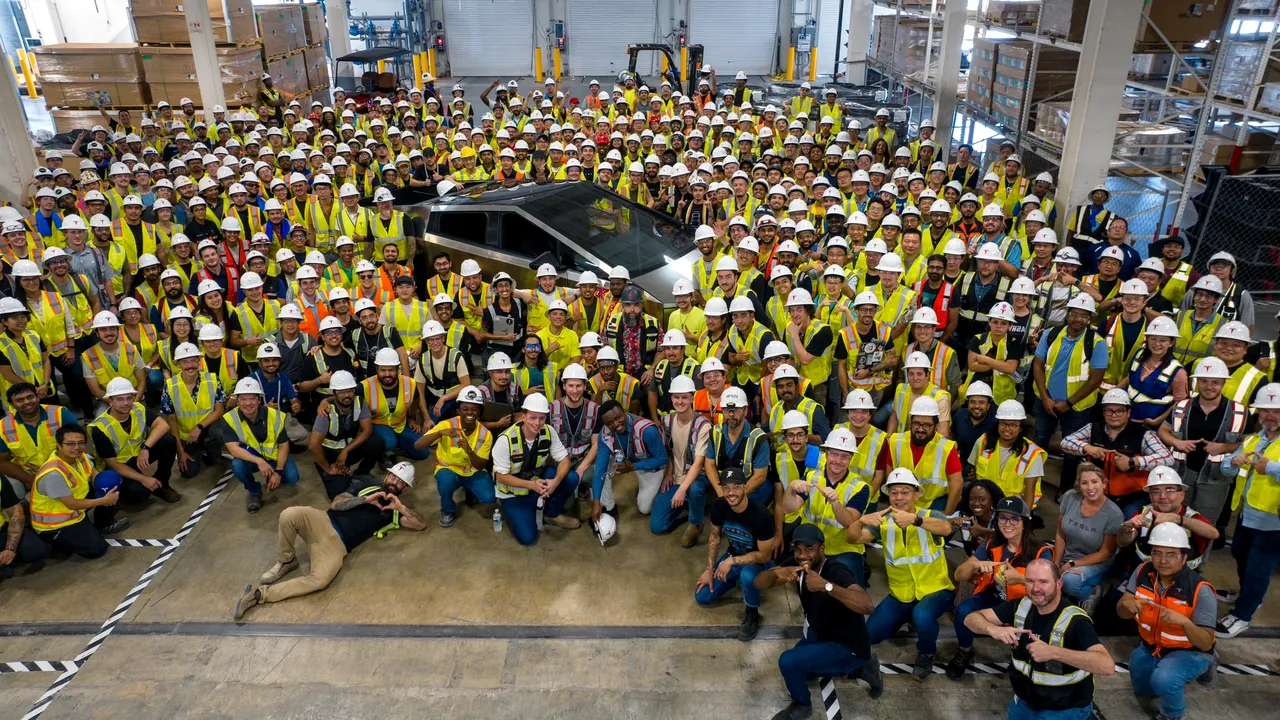 Tesla a anunţat că primul Cybertruck a ieşit din fabrică. Prototipul a fost prezentat în 2019