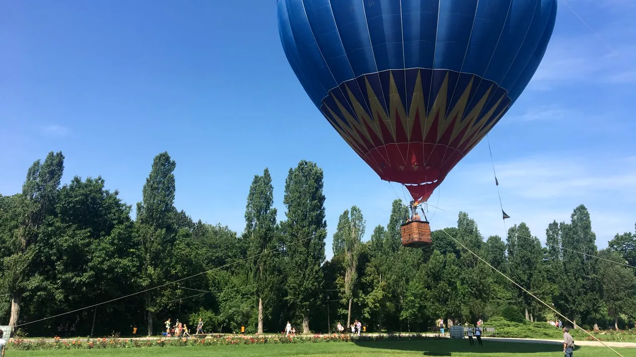 FOTO 1 iunie, sărbătorit în Capitală. Călătorii cu Tramvaiul Copiilor şi cu balonul cu aer cald
