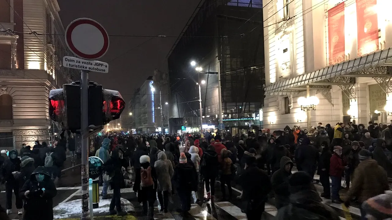 Mii de persoane au participat la Belgrad la un protest faţă de regimul condus de Aleksandar Vucic