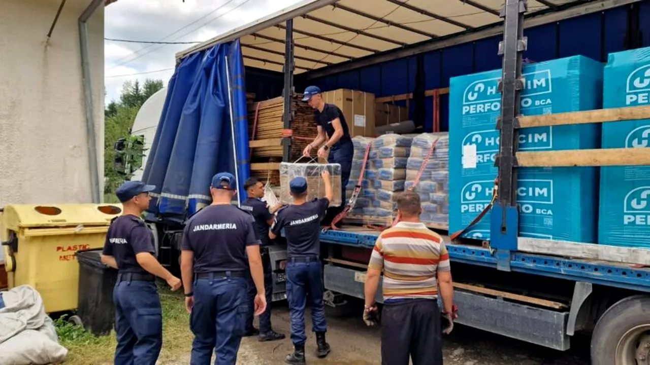 Un convoi de cinci tiruri şi mai multe camioane cu materiale de construcţii şi electrocasnice a ajuns în Broșteni
