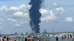 VIDEO Momentul exploziei de la Rafinăria Petromidia-Năvodari, surprins de un turist aflat pe plaja din Mamaia Nord