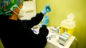 AstraZeneca a anunţat că tratamentul său cu anticorpi nu a prevenit simptomele COVID-19 la pacienţii expuşi