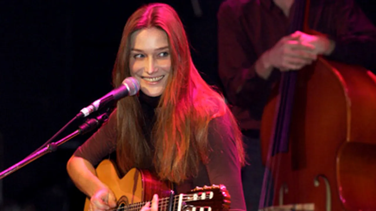 Albumul Carlei Bruni-Sarkozy, lansat mai devreme (Video)