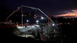 Operaţiune nocturnă la Galaţi. Peste o sută de camioane transportă beton pentru piciorul unui pod 