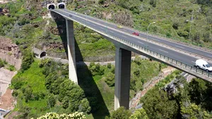 Un român care scăpase dintr-un accident a murit căzând în prăpastia de lângă autostradă, în Italia. FOTO