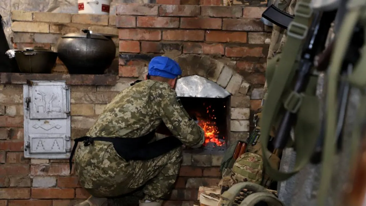 „Gospodari” pe front: poliţiştii de frontieră din Ucraina au construit un cuptor şi gătesc zilnic
