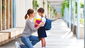 Proiectul prin care părinţii primesc zile libere dacă sunt închise şcolile, adoptat de Camera Deputaţilor