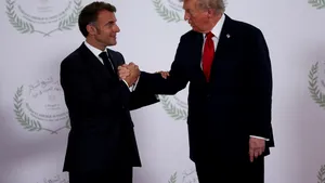 Trump îl amenință pe Macron înainte de summitul G7 cu tarife de 100% pentru vinuri