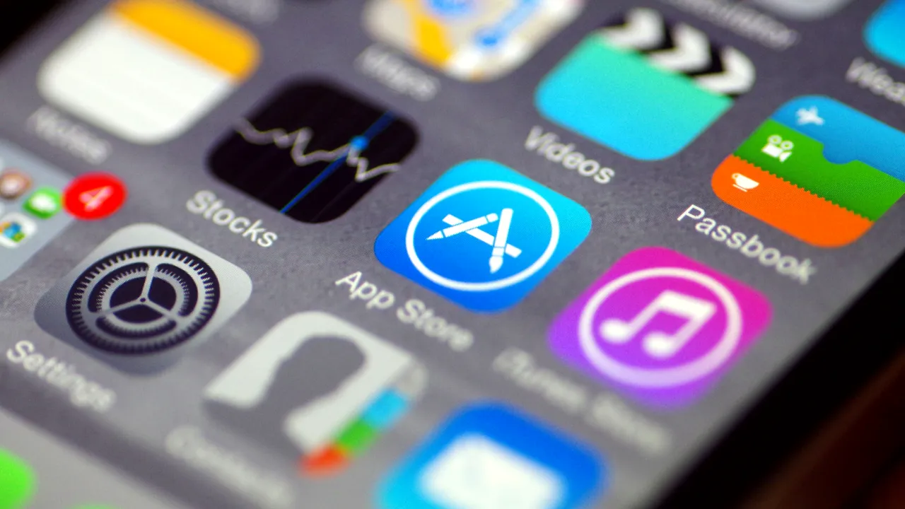 Apple confirmă încetinirea funcţiilor unor modele de iPhone/ Ce explicaţii dau reprezentanţii companiei 