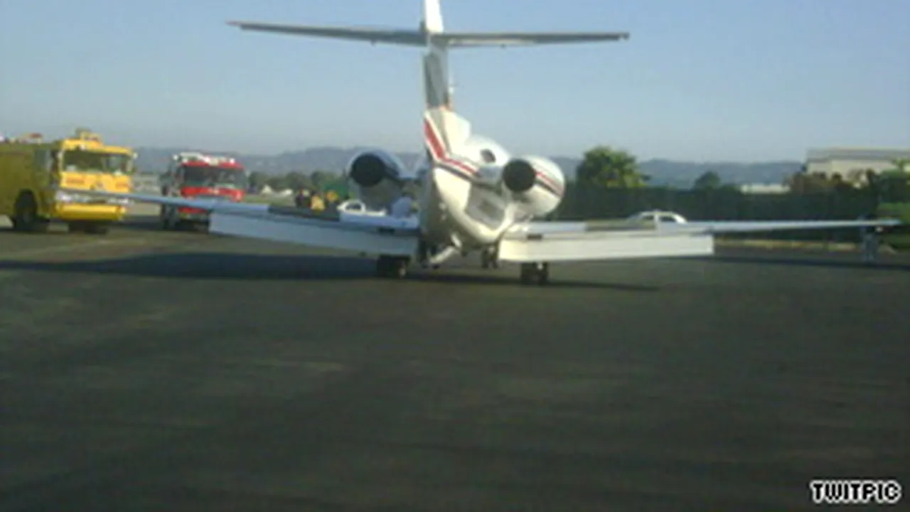 Avionul lui Arnold Schwarzenegger efectuează o aterizare de urgenţă