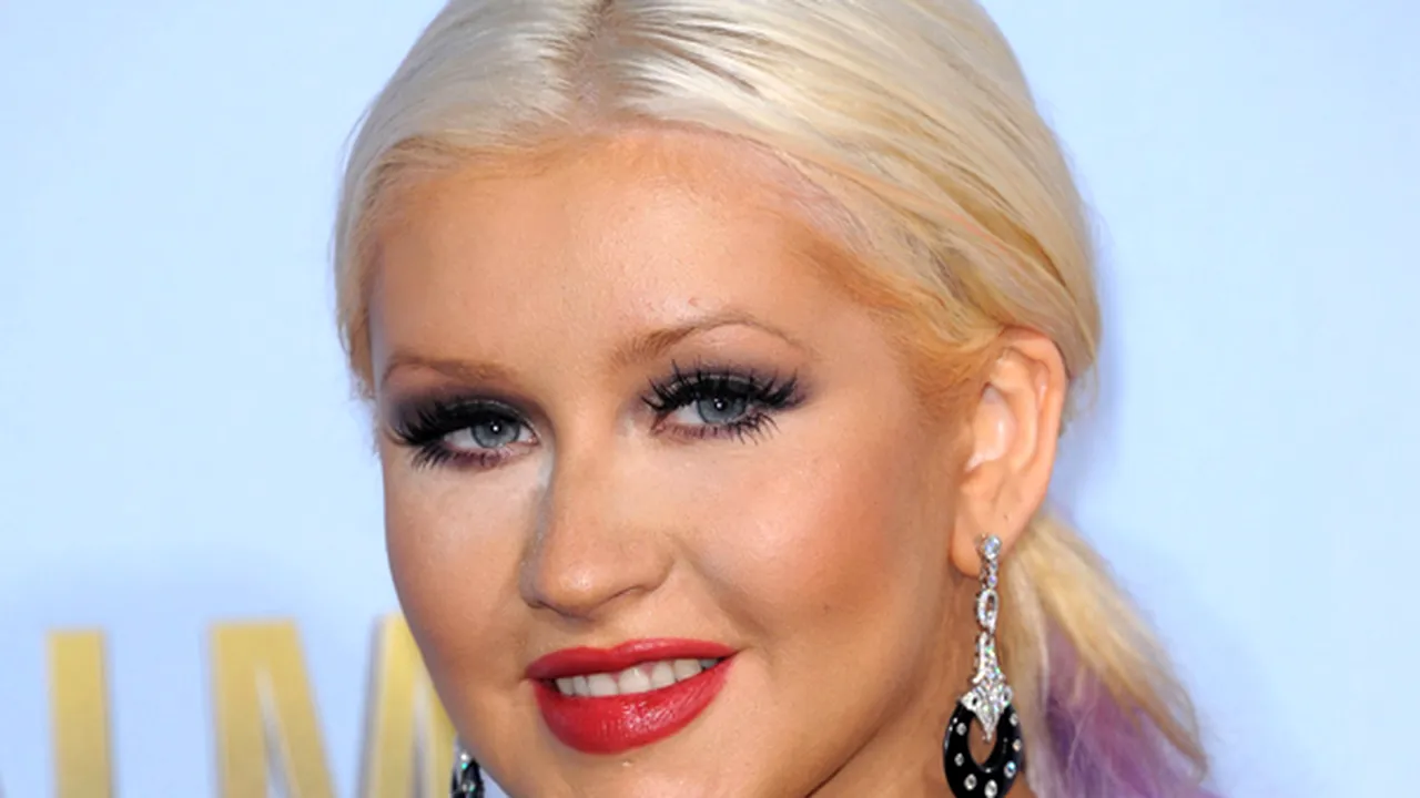 Christina Aguilera, într-o rochie care îi pune în evidenţă corpul - FOTO 