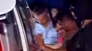 Tânăr împuşcat în picior, după ce a încercat să-i lovească pe poliţişti cu o coasă (Video)