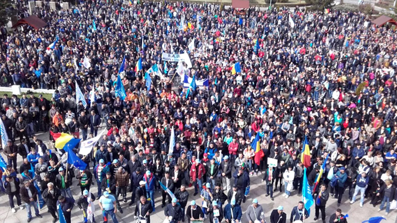 8.000 de oameni participă la mitingul organizat de Sindicatul Autoturisme Dacia la Mioveni. VIDEO