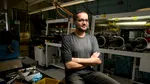 Un chimist român dezvoltă materiale care pot stoca energie și capta apă din aer
