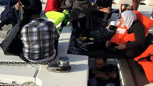 Momentul DRAMATIC în care 11 refugiaţi sunt salvaţi din Marea Mediterană: Un bebeluş a fost găsit mort în braţele mamei sale - FOTO, VIDEO