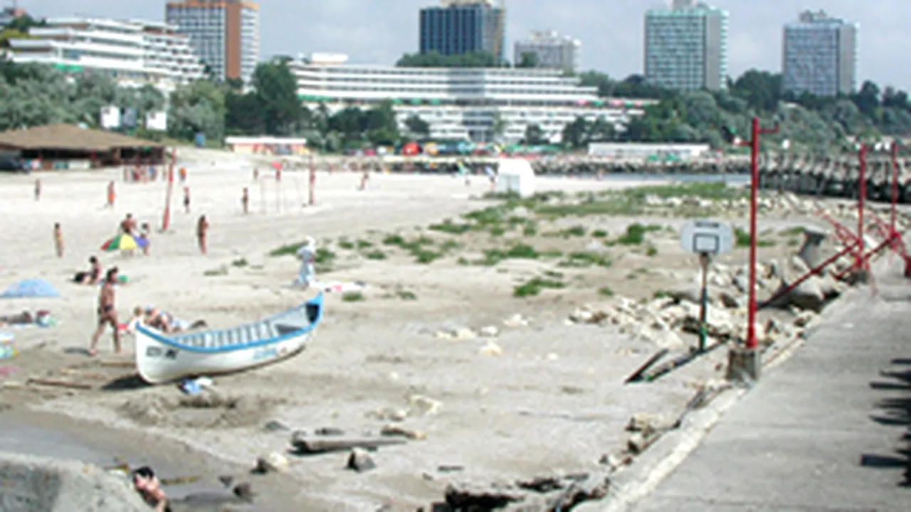 Satul de vacanţă din Mamaia, acoperit de mâl