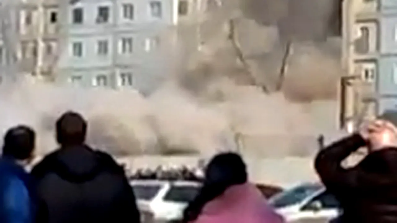 IMAGINI TULBURĂTOARE: O scară întreagă de bloc se prăbuşeşte în urma unei explozii în Rusia - VIDEO