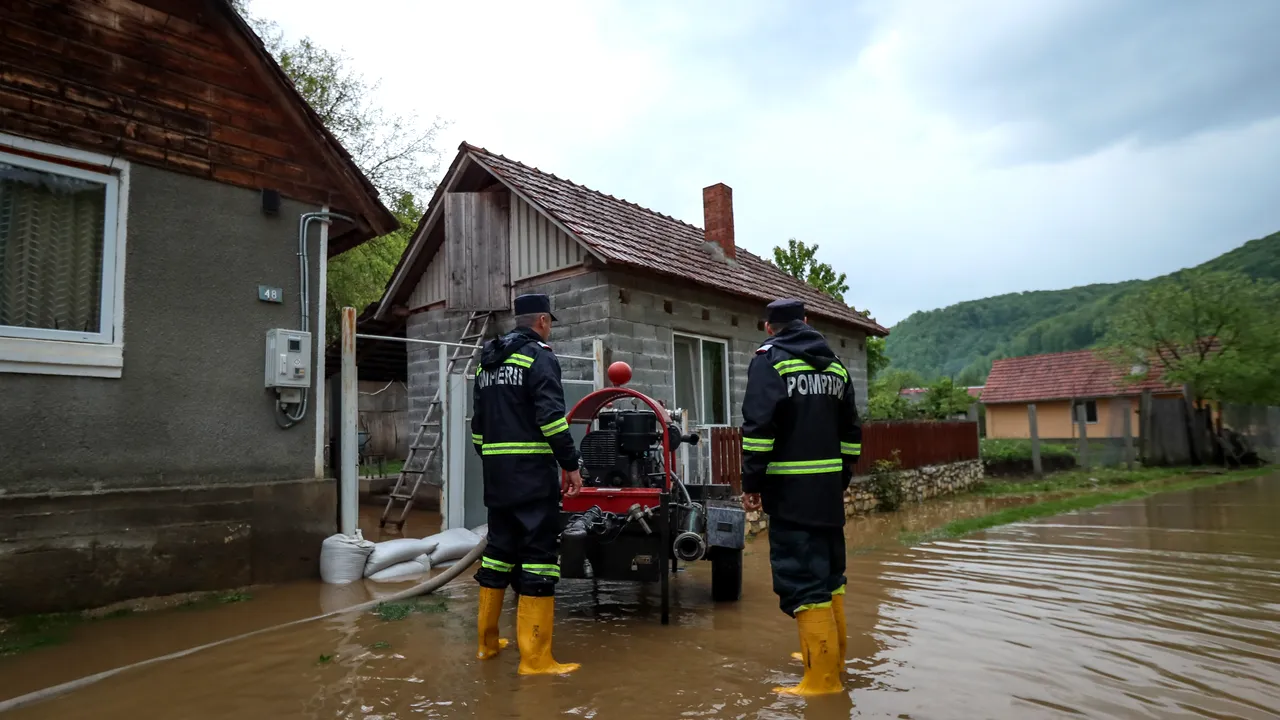 Inundaţii în judeţul Harghita: Zeci de case şi apartamente afectate. Un vârstnic a fost evacuat