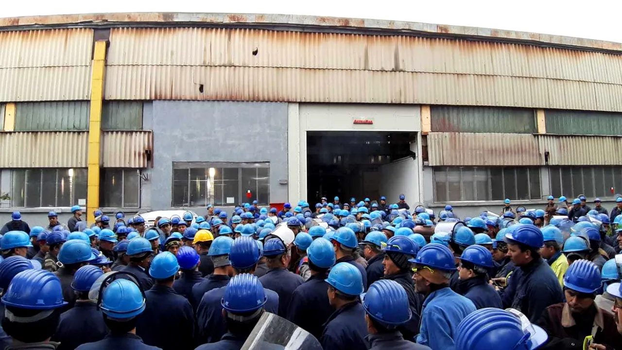 GREVĂ SPONTANĂ şi la fabrica de vagoane din Caracal, după protestul de la Arad