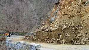 Căderi de pietre pe DN 1, pe Valea Prahovei, în urma ploilor şi a scurgerilor de pe versanţi