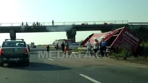 ACCIDENT pe A1: Un tir s-a răsturnat pe marginea drumului - FOTO