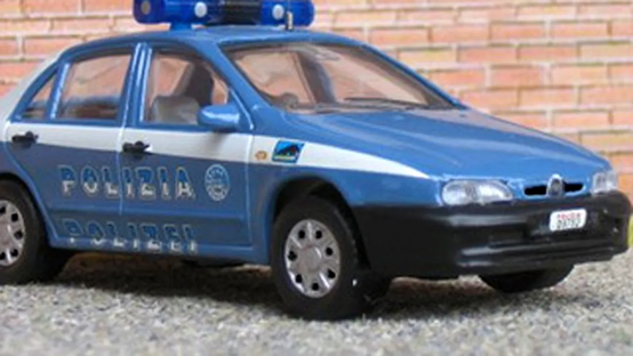 Român escortat pe jos spre aeroportul din Roma, după ce vehiculul poliţiei a luat foc