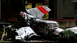 Aterizare de urgenţă pentru un avion bimotor într-o suburbie din Paris. Instructorul are 80 de ani