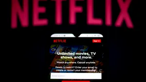 Netflix testează o nouă funcţie. Butonul de „Shuffle Play” va fi adăugat pentru selectarea aleatorie filmelor şi serialelor de pe platformă
