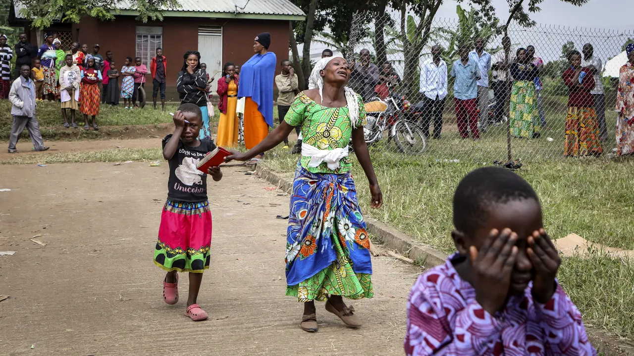 Uganda a reţinut 20 de „colaboratori” ai rebelilor după uciderea celor 37 de elevi