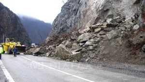 Circulaţia între Călimăneşti şi Brezoi, pe DN 7, blocată din nou din cauza căderilor de pietre de pe versanţi