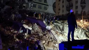 Cel puţin o sută de persoane au murit în urma cutremurului din Turcia 