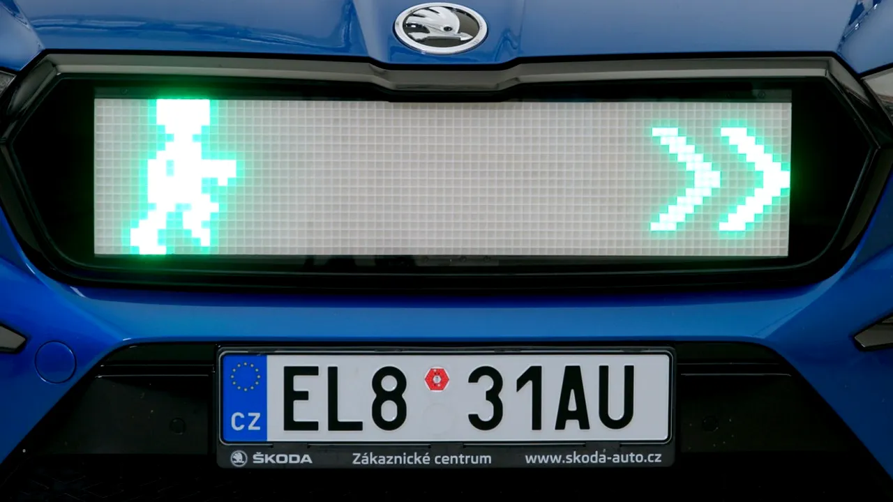 Skoda dezvoltă o grilă de maşină care poate spune pietonilor când să traverseze în siguranţă un drum