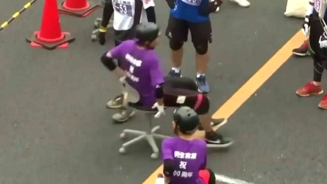 Cel mai nou sport din Japonia-cursele stradale cu scaune de birou. Premiul: 90 de kilograme de orez