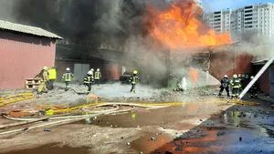 Un bloc turn şi o fabrică din Harkov, lovite în timpul unui atac aerian