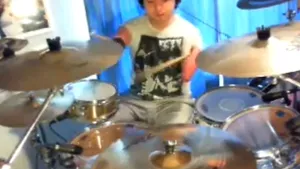 NU ARE ANTEBRAŢE, dar cântă la tobe. ROMÂNUL care a uimit lumea muzicală şi presa internaţională - VIDEO