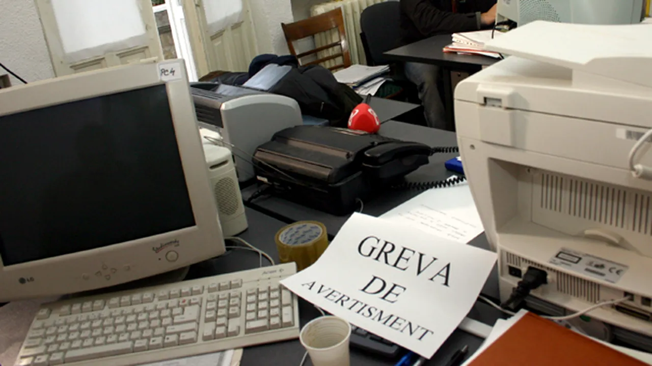 Zeci de mii de funcţionari publici, în grevă de avertisment