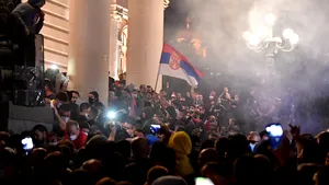 Proteste violente erup în Serbia după ce preşedintele a luat decizia de a reimpune starea de urgenţă pe fondul pandemiei de coronavirus
