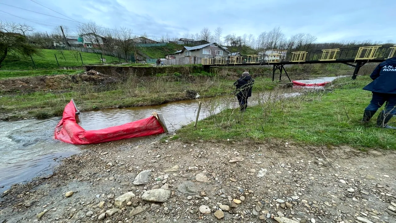 Apele Române: Poluarea de pe râul Lopatna a fost stopată. Râul, afectat de ţiţei pe 900 m