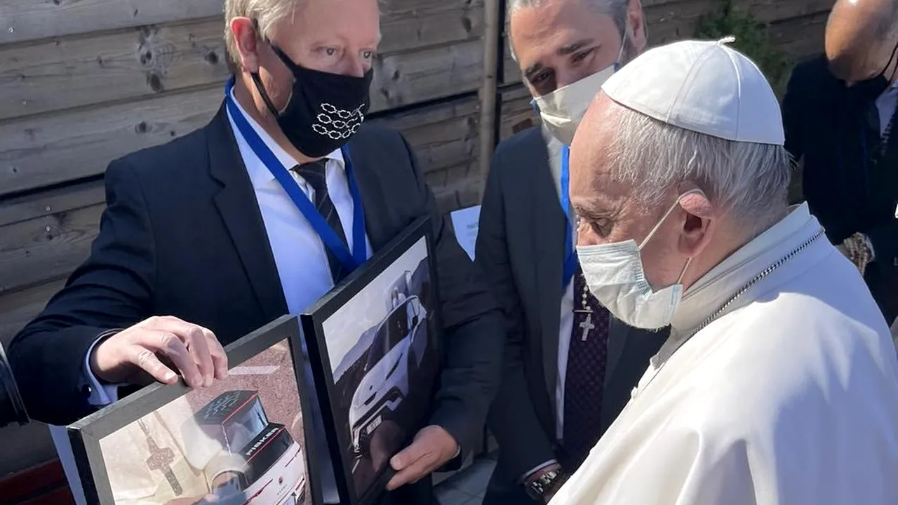 Papa Francisc va primi în dar o maşină electrică. FOTO: cum arată papamobilul 