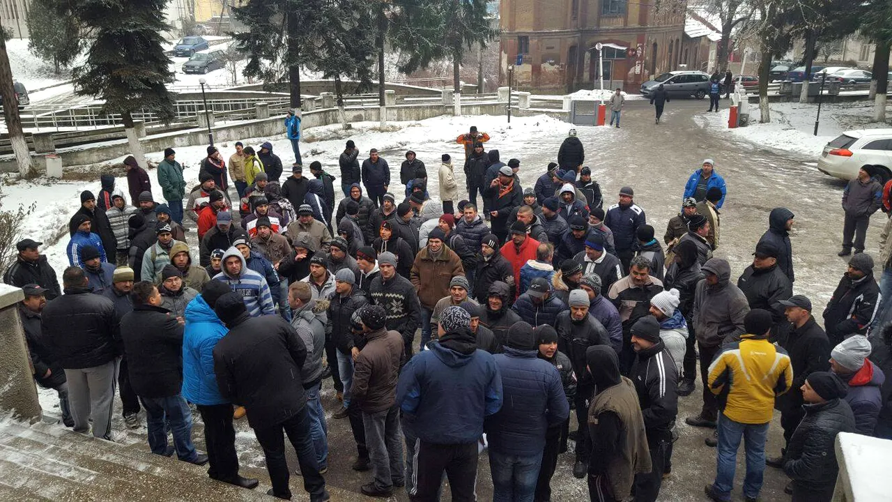 FOTO Circa o sută de mineri de la Lupeni continuă protestul. Au mers la sediul CEH 