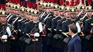 Macron ar urma să introducă serviciul militar voluntar în Franța, pe fondul amenințării Rusiei